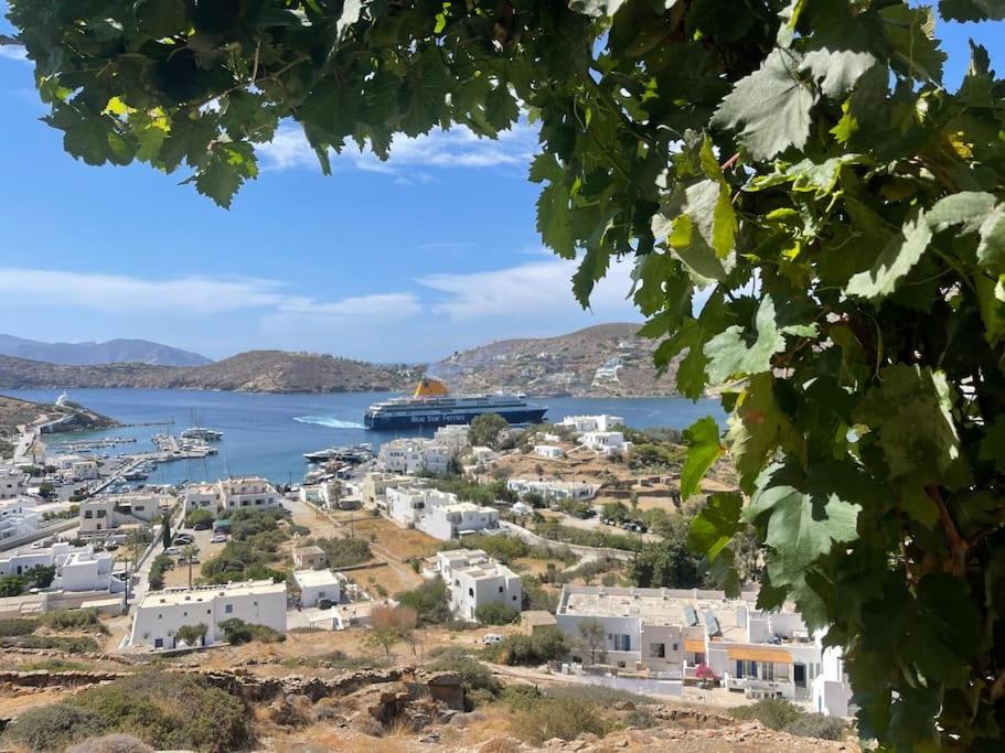 Villa surplombant le port d'Ios, Cyclades Grecques view 5