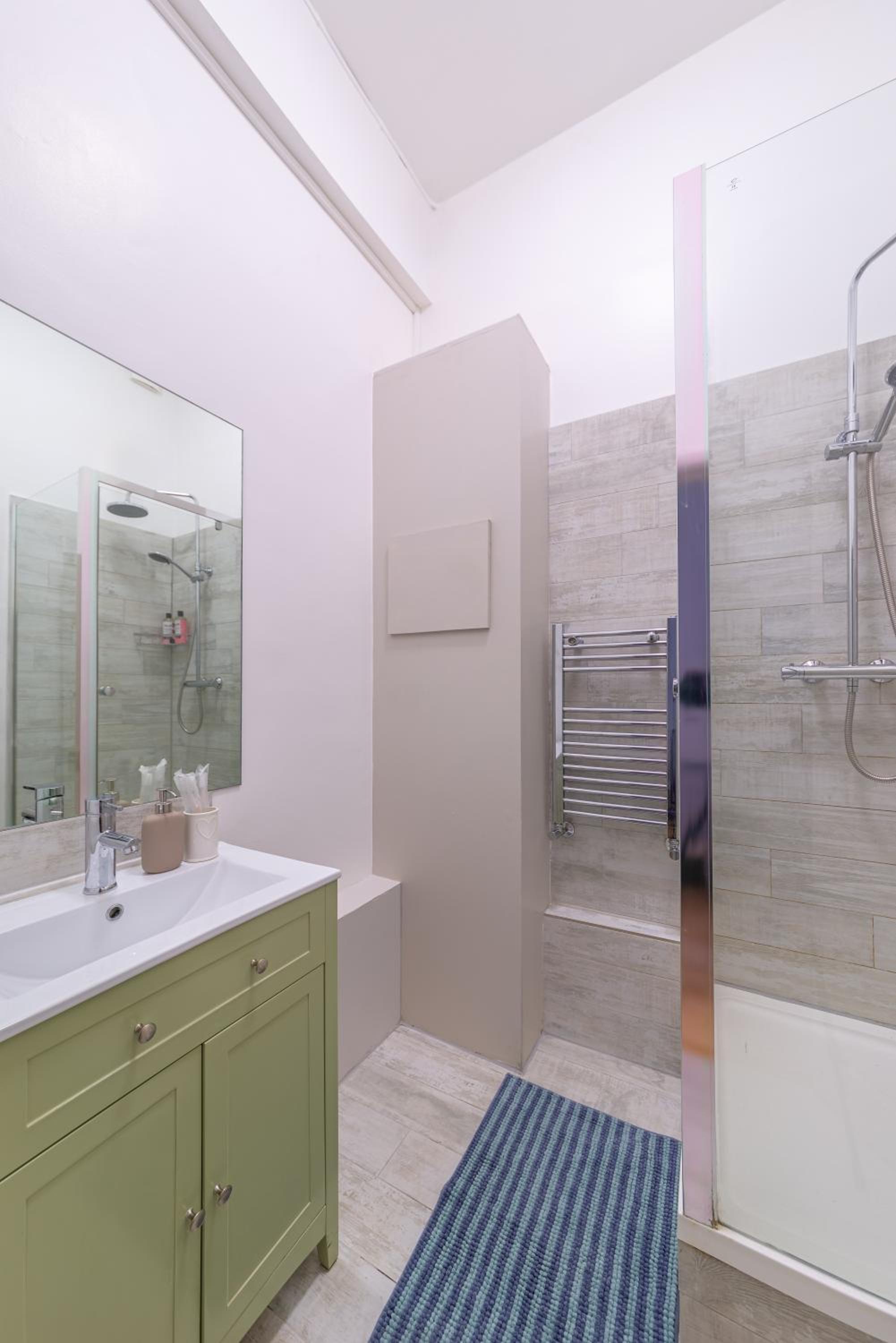 Cosy Notting Hill Apartment - 3 Bedrooms & Single level home & Quiet street