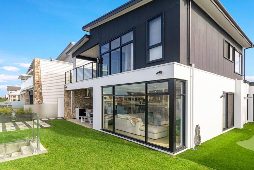 Ultimate Luxury on the waterfront