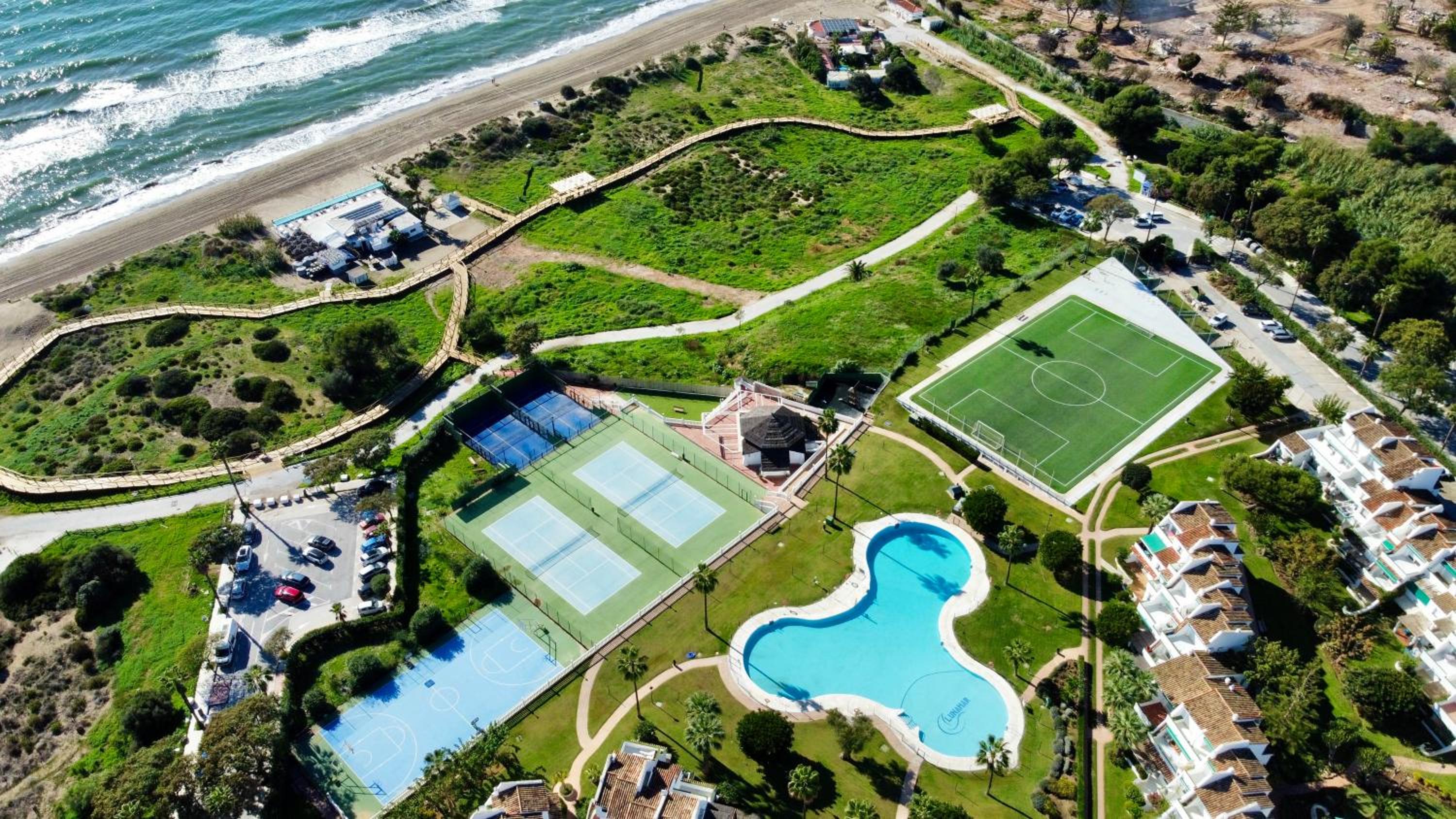 Lunamar beachfront with swimming pool, football, tennis, paddle and basketball courts - EaW Homes view 5