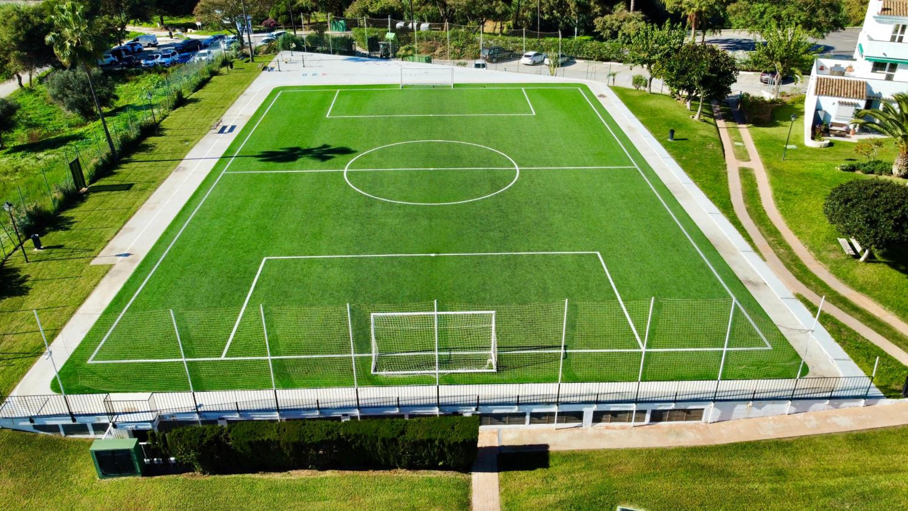 Lunamar beachfront with swimming pool, football, tennis, paddle and basketball courts - EaW Homes view 3