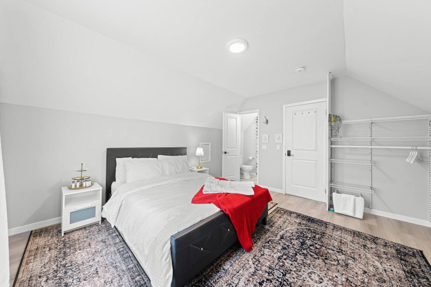 Private Cozy Room with Free Parking