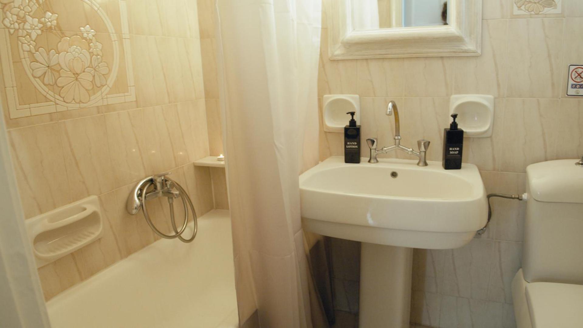 Spacious 2BR Apartment for up to 6 Guests near Acropolis Metro