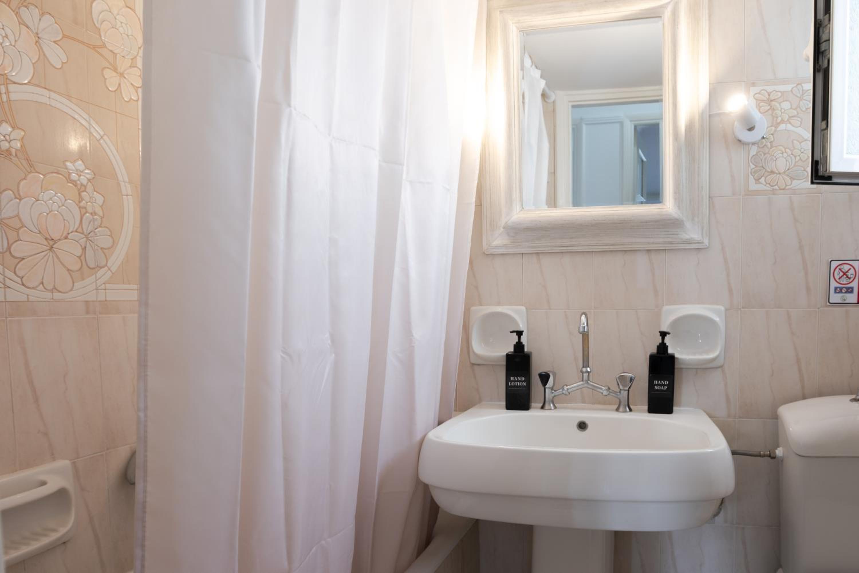 Spacious 2BR Apartment for up to 6 Guests near Acropolis Metro