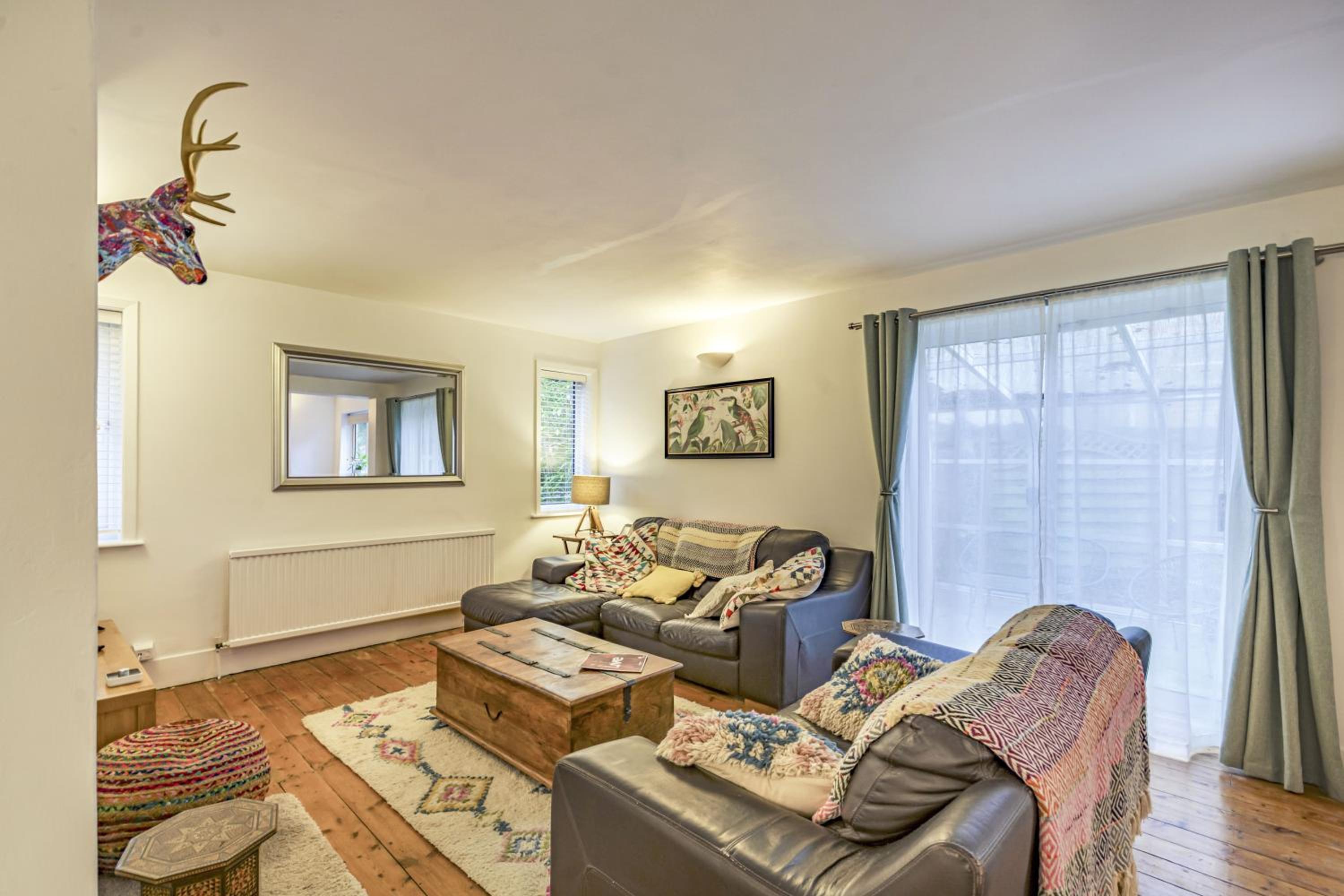 The Laurels - Wifi, Parking, 4 Bedrooms, Gatwick view 5