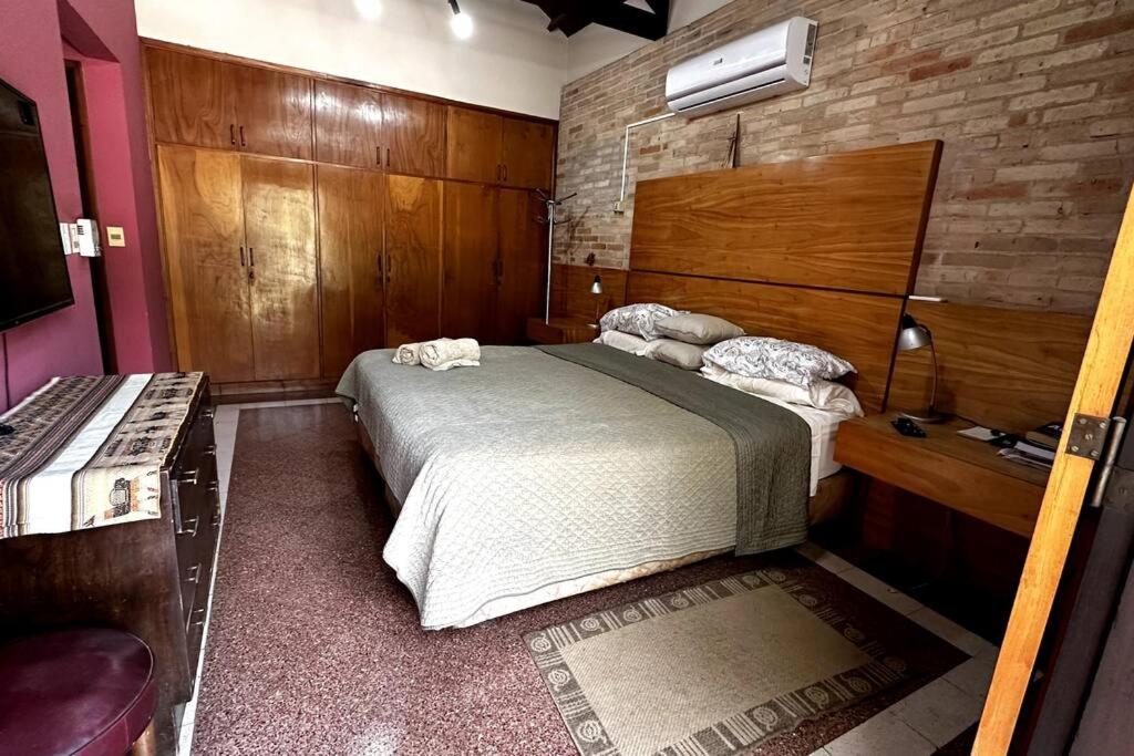 Fina residencia con chimenea en Lambaré