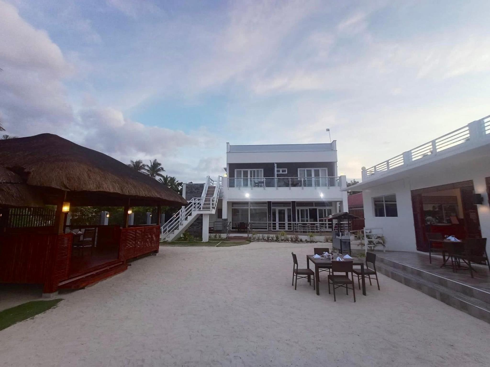 Maykenn Beach-Cafe Bar and Restaurant view 5