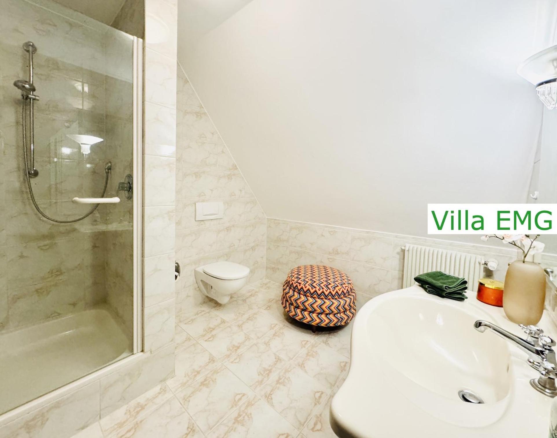 Luxus Ferienhaus Villa EMG München in Moosburg mit Pool, SPA, Kamin, Wald, See für Familien Gruppen bis 24 Personen