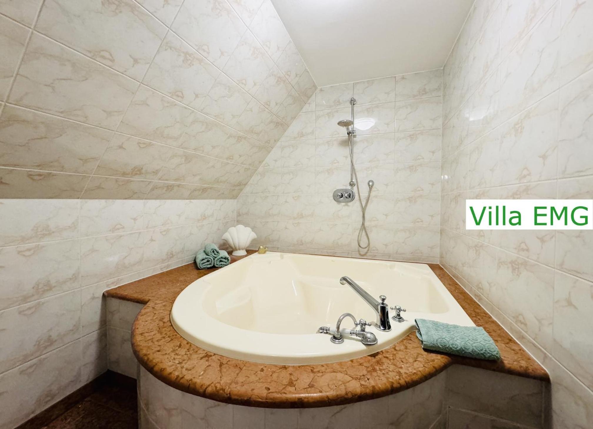 Luxus Ferienhaus Villa EMG München in Moosburg mit Pool, SPA, Kamin, Wald, See für Familien Gruppen bis 24 Personen