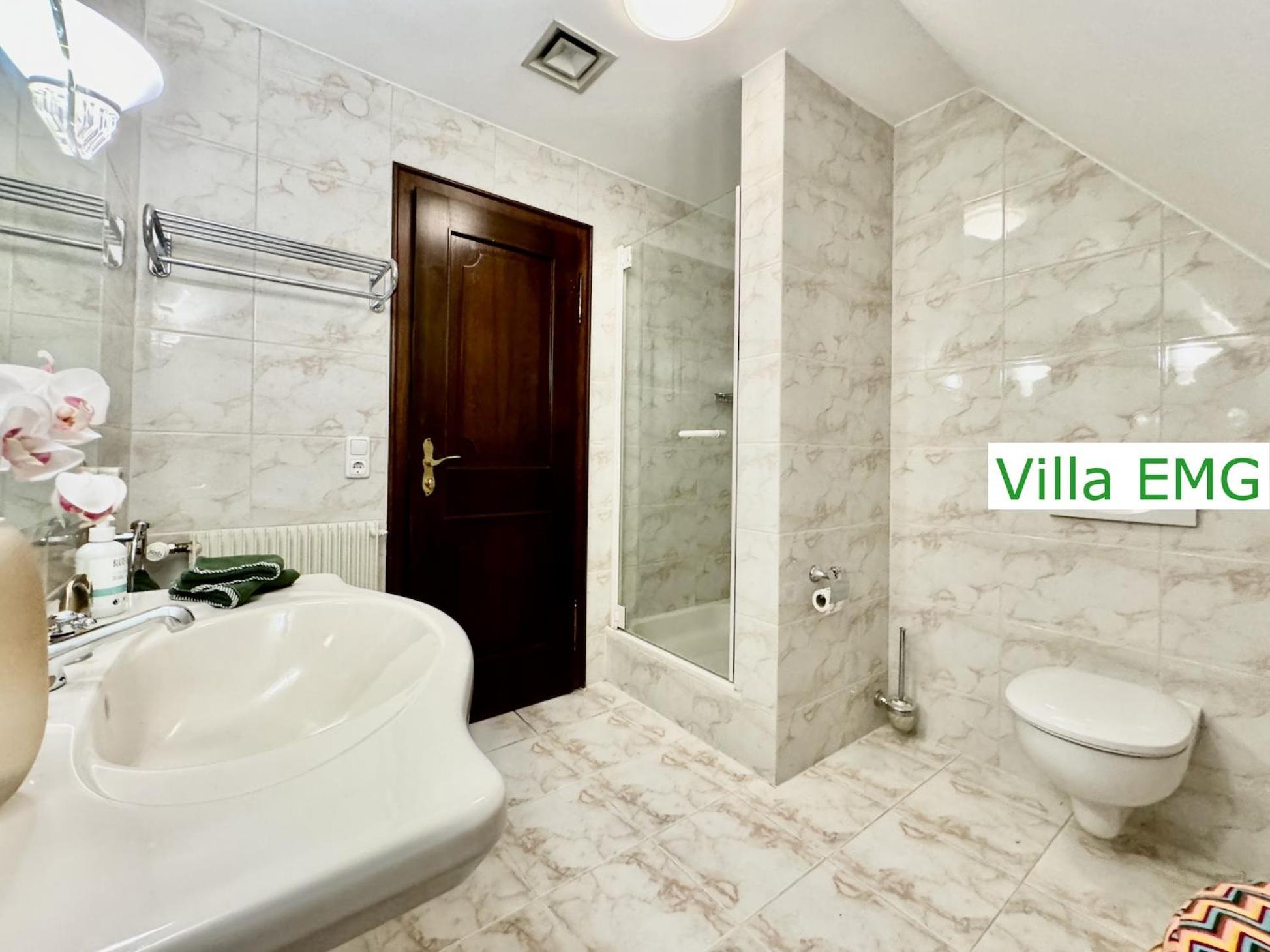 Luxus Ferienhaus Villa EMG München in Moosburg mit Pool, SPA, Kamin, Wald, See für Familien Gruppen bis 24 Personen