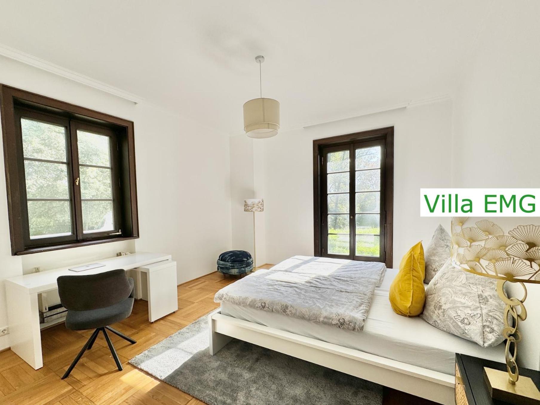 Luxus Ferienhaus Villa EMG München in Moosburg mit Pool, SPA, Kamin, Wald, See für Familien Gruppen bis 24 Personen