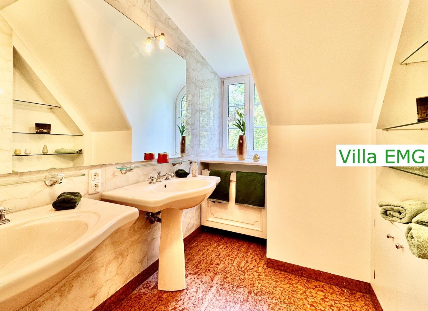 Luxus Ferienhaus Villa EMG München in Moosburg mit Pool, SPA, Kamin, Wald, See für Familien Gruppen bis 24 Personen
