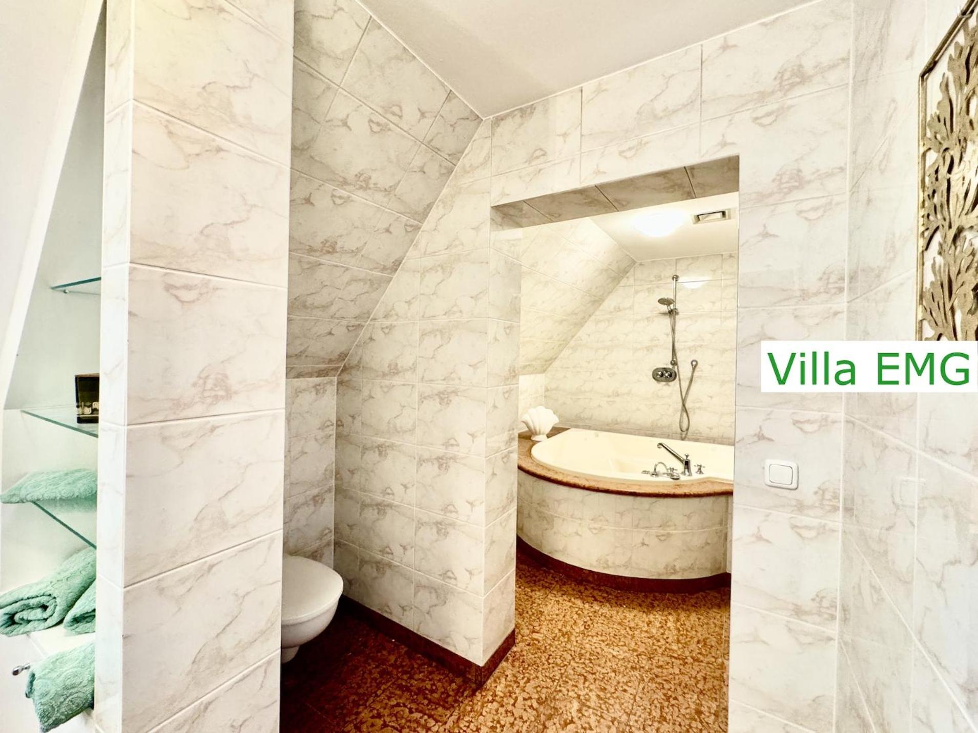 Luxus Ferienhaus Villa EMG München in Moosburg mit Pool, SPA, Kamin, Wald, See für Familien Gruppen bis 24 Personen