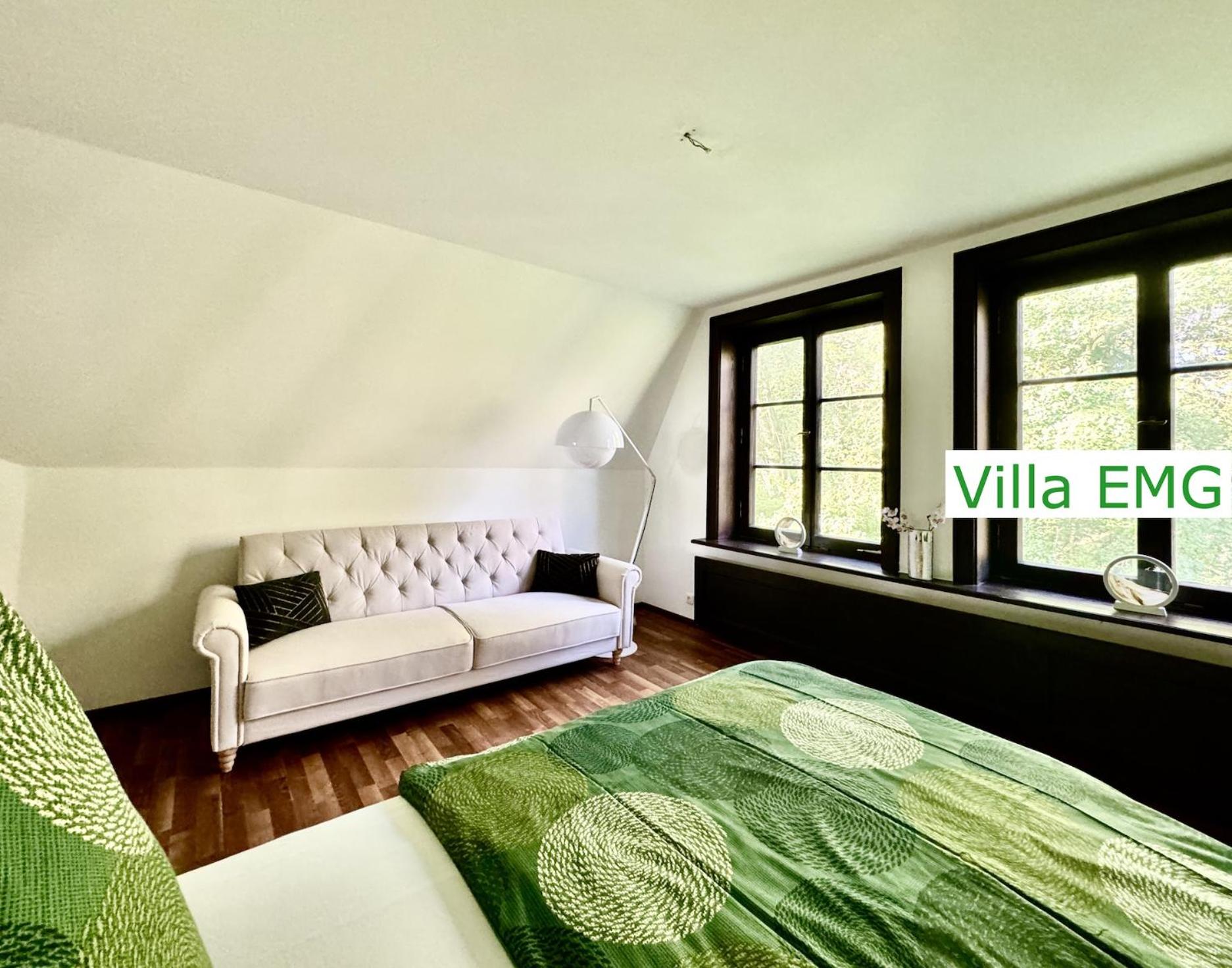 Luxus Ferienhaus Villa EMG München in Moosburg mit Pool, SPA, Kamin, Wald, See für Familien Gruppen bis 24 Personen