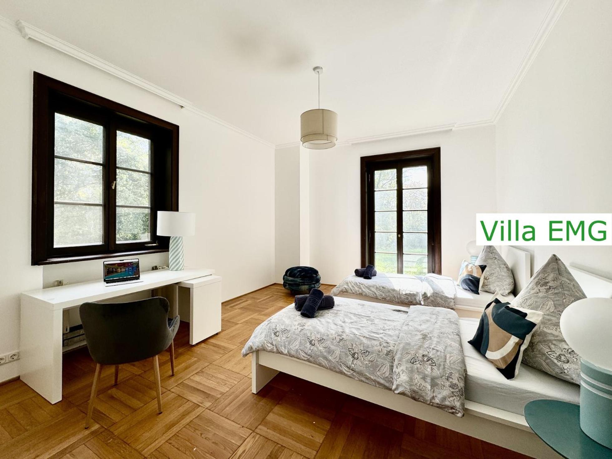 Luxus Ferienhaus Villa EMG München in Moosburg mit Pool, SPA, Kamin, Wald, See für Familien Gruppen bis 24 Personen