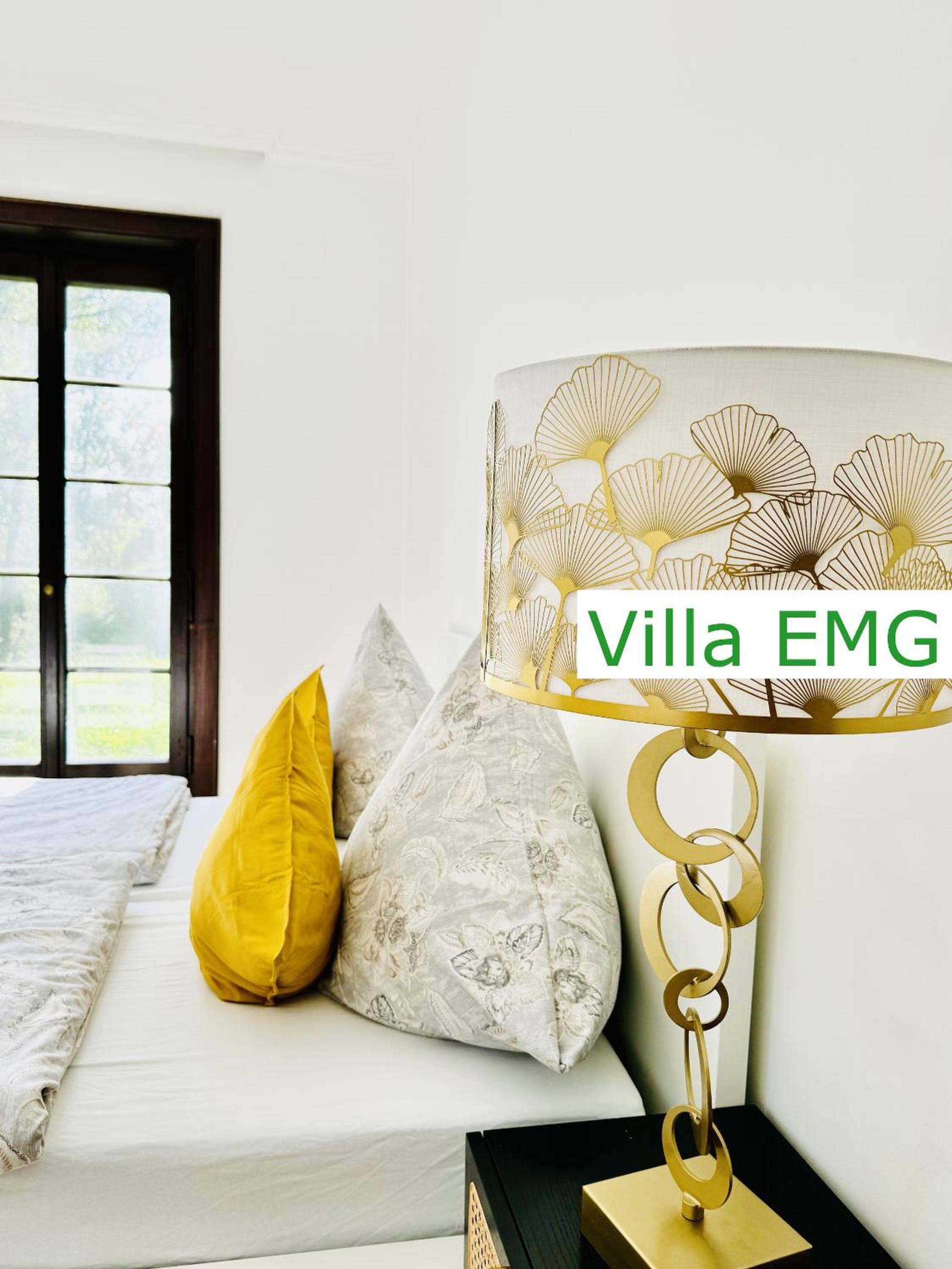 Luxus Ferienhaus Villa EMG München in Moosburg mit Pool, SPA, Kamin, Wald, See für Familien Gruppen bis 24 Personen