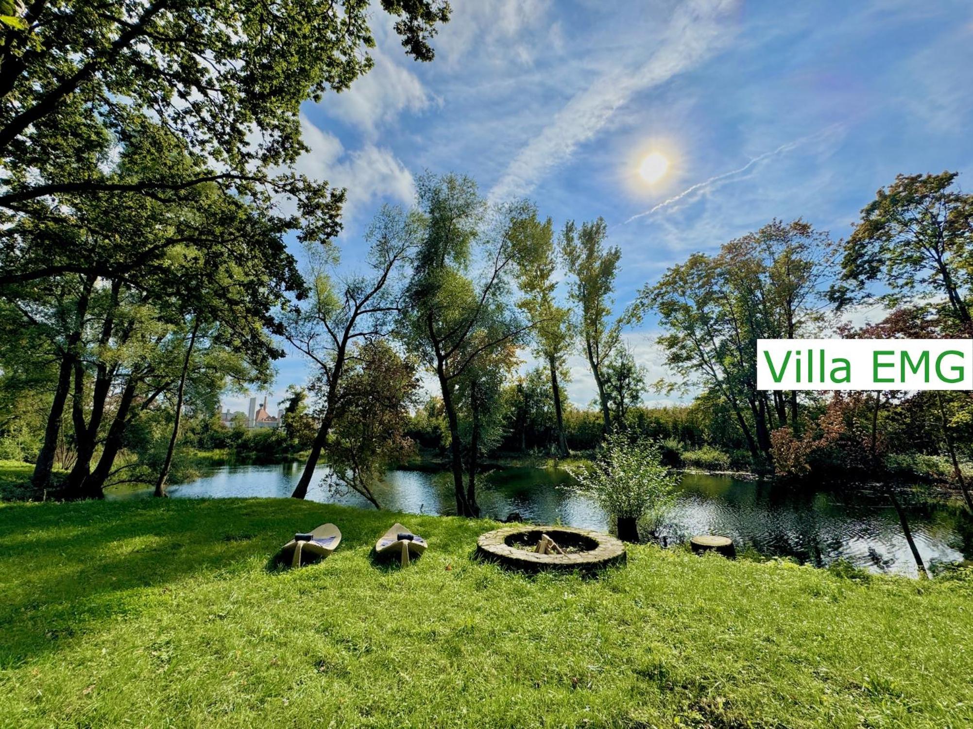 Luxus Ferienhaus Villa EMG München in Moosburg mit Pool, SPA, Kamin, Wald, See für Familien Gruppen bis 24 Personen