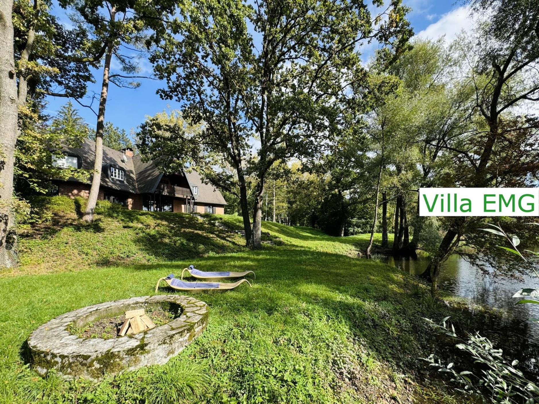 Luxus Ferienhaus Villa EMG München in Moosburg mit Pool, SPA, Kamin, Wald, See für Familien Gruppen bis 24 Personen
