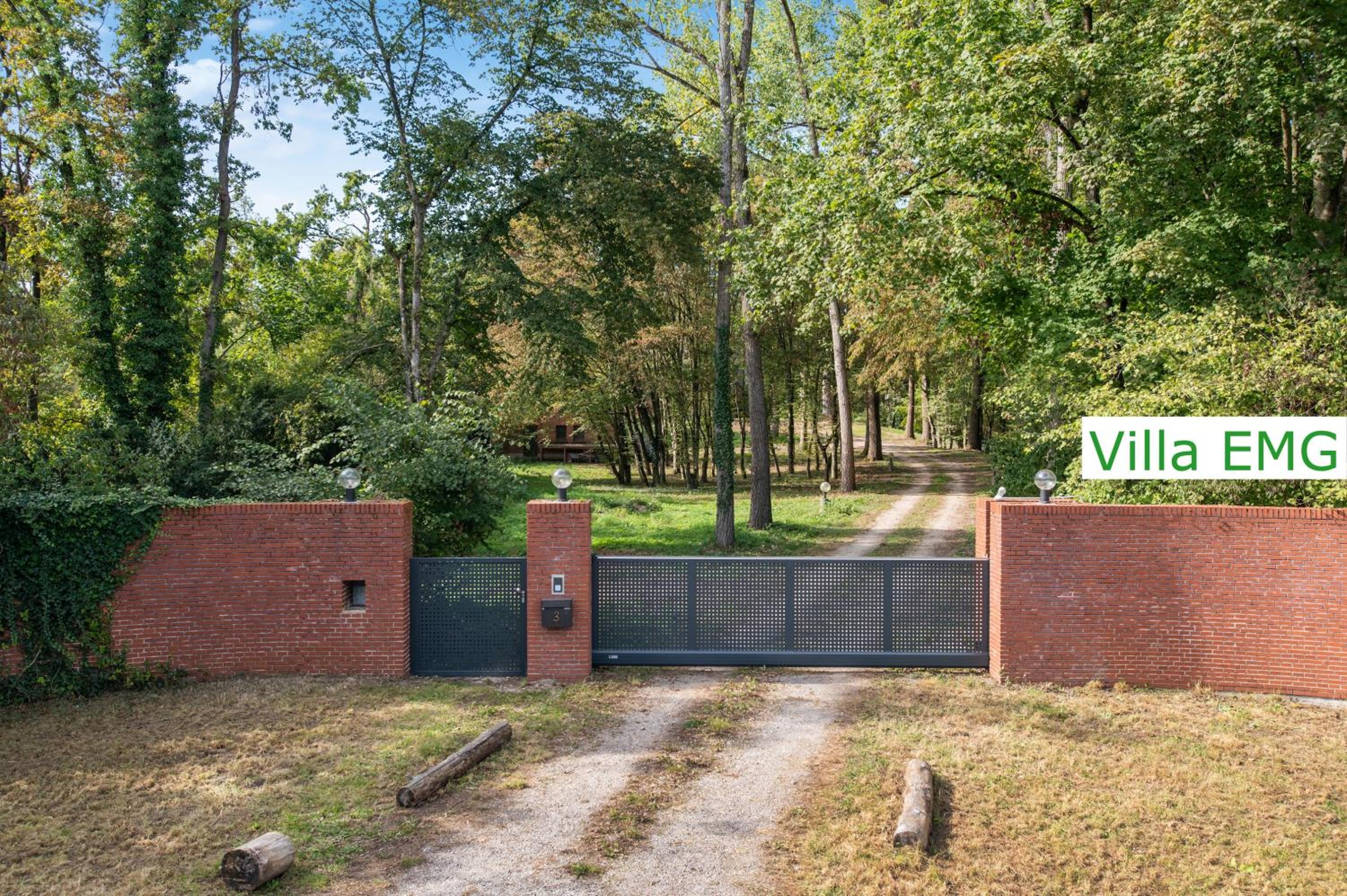Luxus Ferienhaus Villa EMG München in Moosburg mit Pool, SPA, Kamin, Wald, See für Familien Gruppen bis 24 Personen