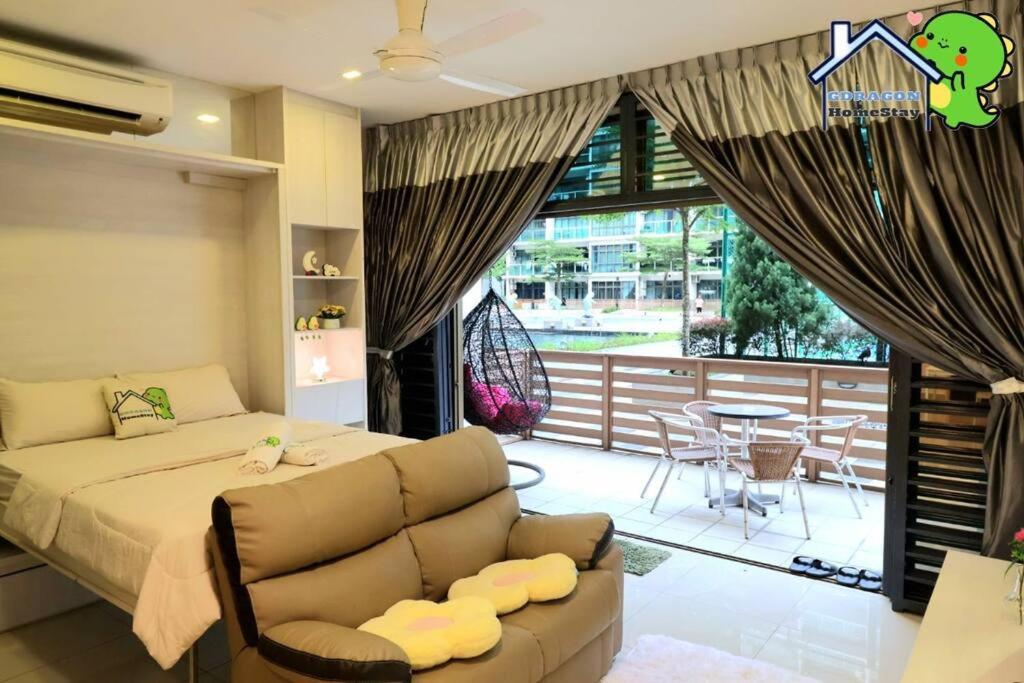 Palazio comfy studio pool access from patio by Gdragon Homestay
