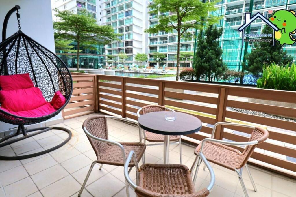 Palazio comfy studio pool access from patio by Gdragon Homestay