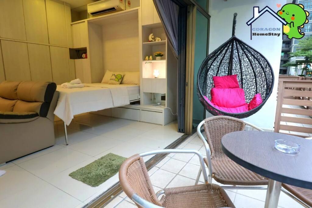 Palazio comfy studio pool access from patio by Gdragon Homestay