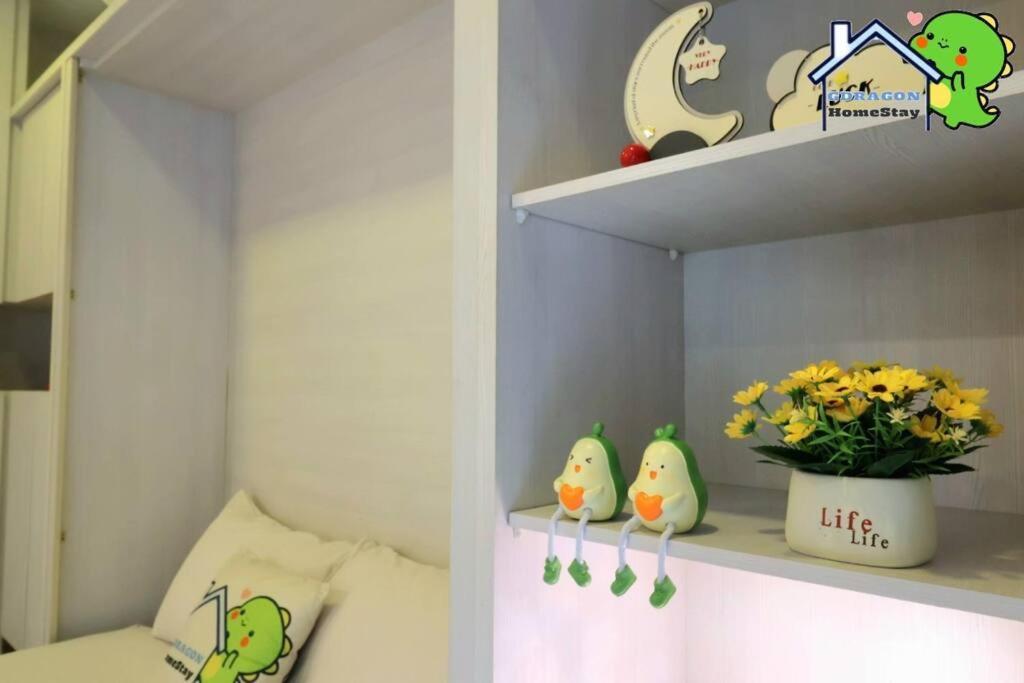 Palazio comfy studio pool access from patio by Gdragon Homestay