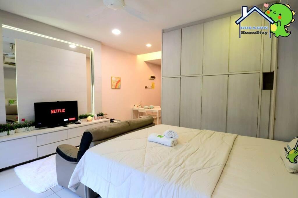 Palazio comfy studio pool access from patio by Gdragon Homestay