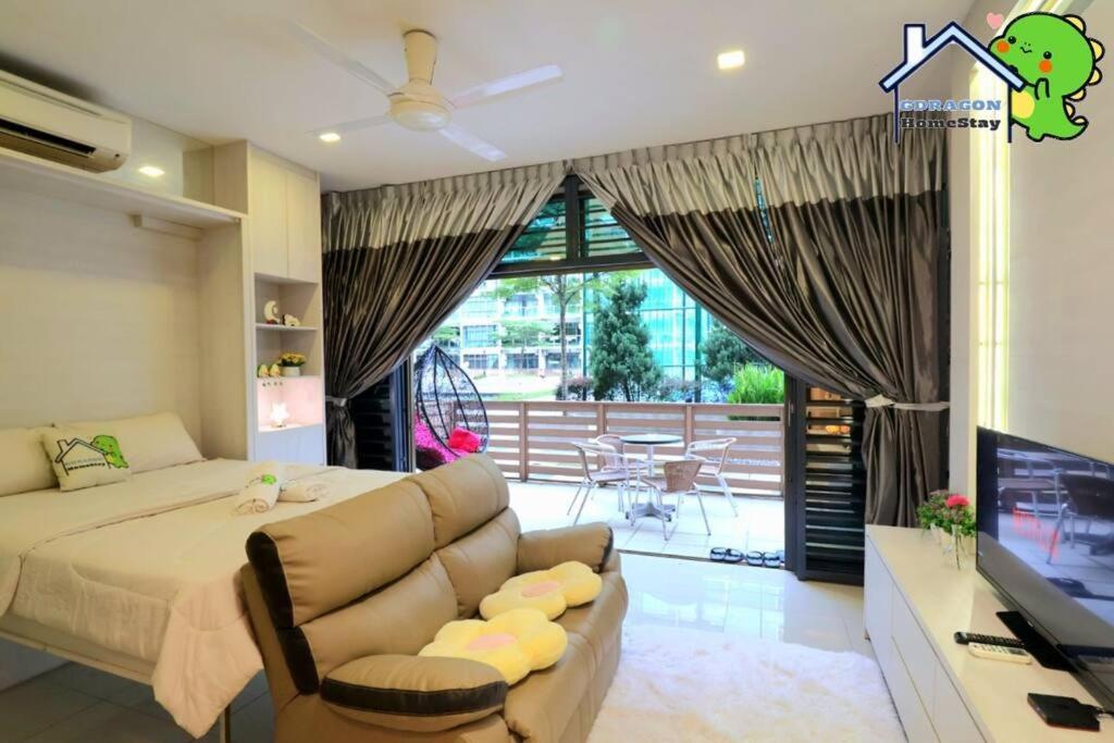 Palazio comfy studio pool access from patio by Gdragon Homestay