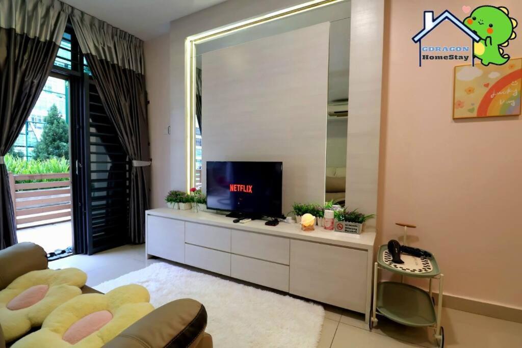 Palazio comfy studio pool access from patio by Gdragon Homestay