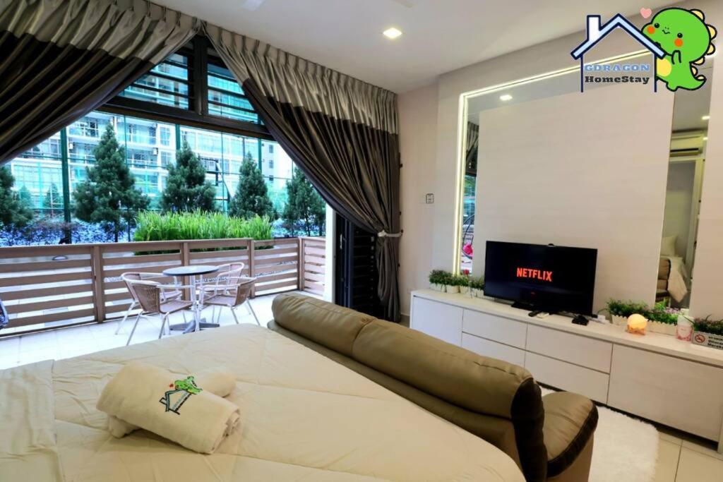 Palazio comfy studio pool access from patio by Gdragon Homestay