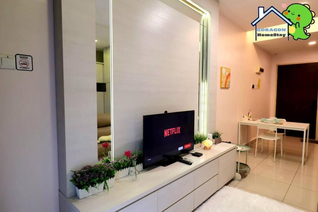 Palazio comfy studio pool access from patio by Gdragon Homestay