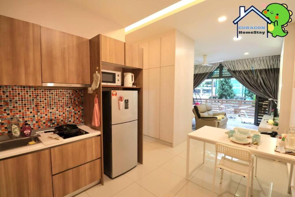 Palazio comfy studio pool access from patio by Gdragon Homestay