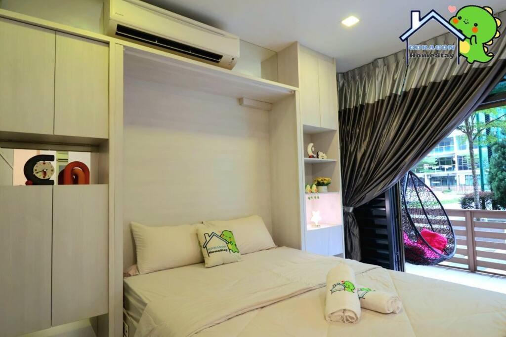 Palazio comfy studio pool access from patio by Gdragon Homestay