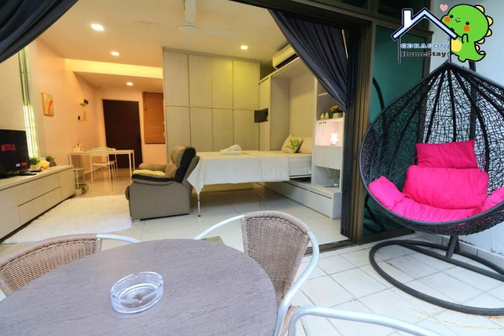 Palazio comfy studio pool access from patio by Gdragon Homestay