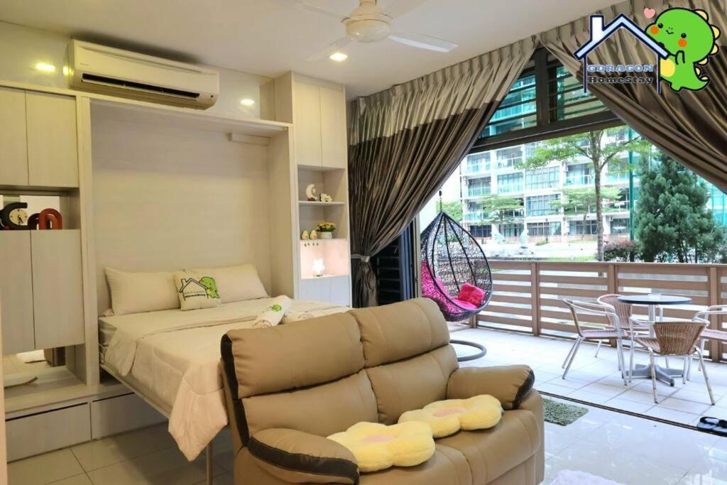 Palazio comfy studio pool access from patio by Gdragon Homestay
