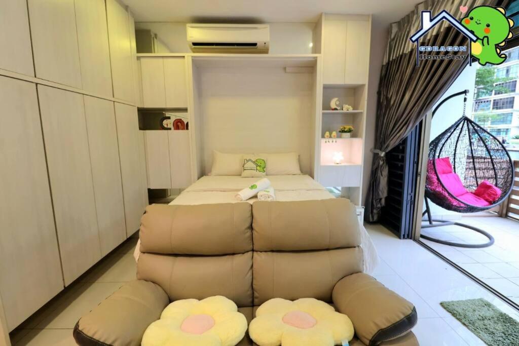 Palazio comfy studio pool access from patio by Gdragon Homestay