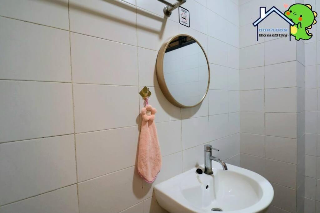 Palazio comfy studio pool access from patio by Gdragon Homestay