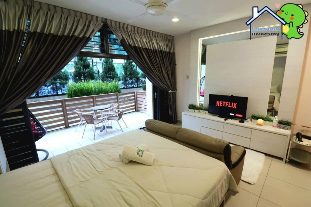 Palazio comfy studio pool access from patio by Gdragon Homestay