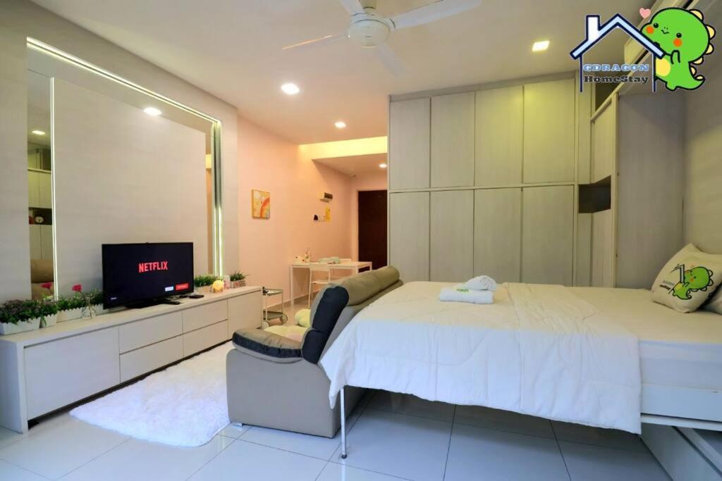 Palazio comfy studio pool access from patio by Gdragon Homestay