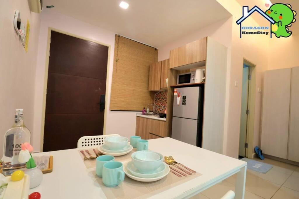Palazio comfy studio pool access from patio by Gdragon Homestay
