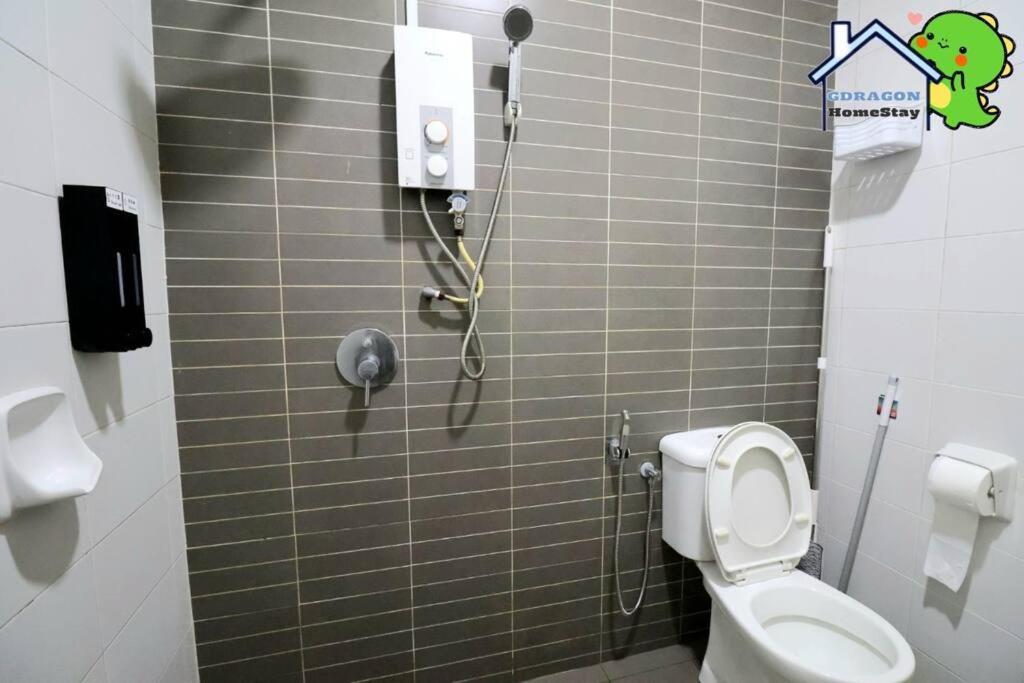 Palazio comfy studio pool access from patio by Gdragon Homestay