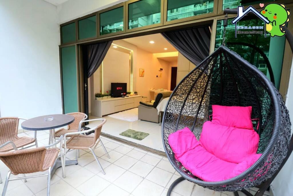 Palazio comfy studio pool access from patio by Gdragon Homestay