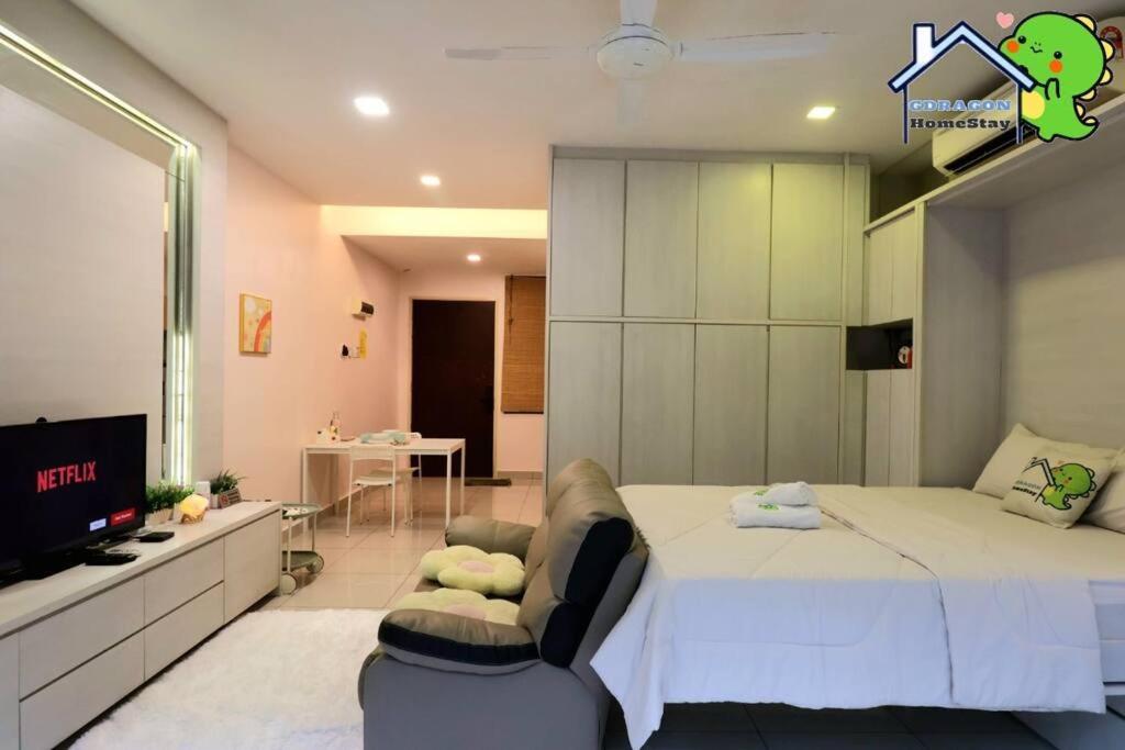 Palazio comfy studio pool access from patio by Gdragon Homestay