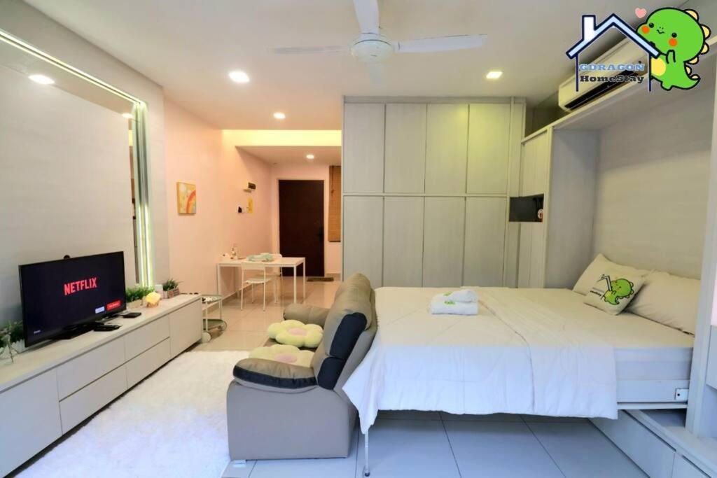 Palazio comfy studio pool access from patio by Gdragon Homestay