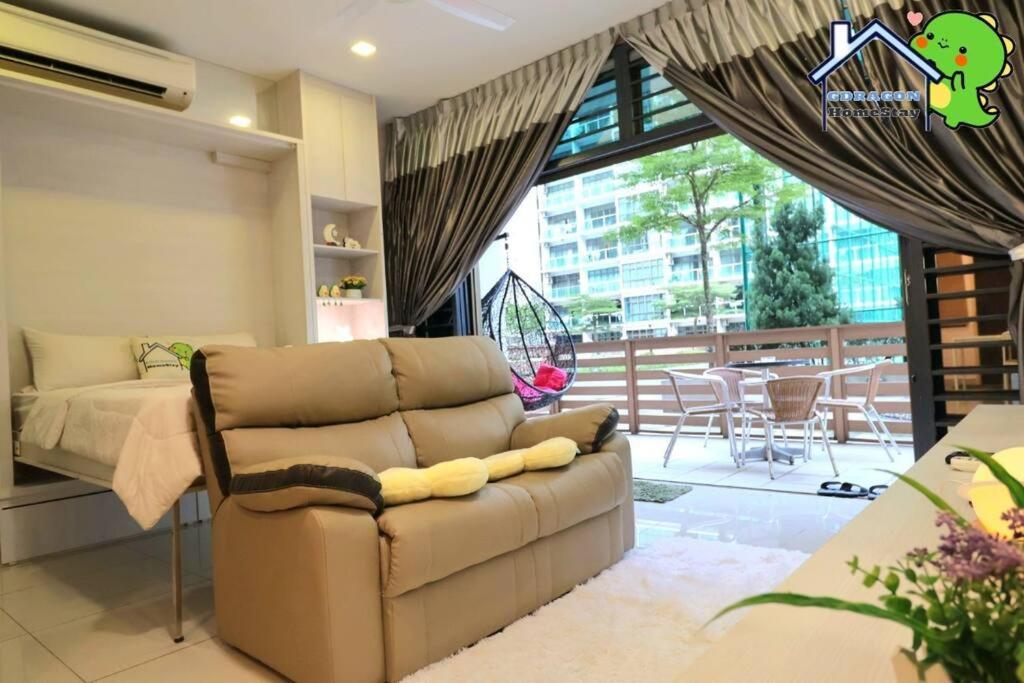 Palazio comfy studio pool access from patio by Gdragon Homestay
