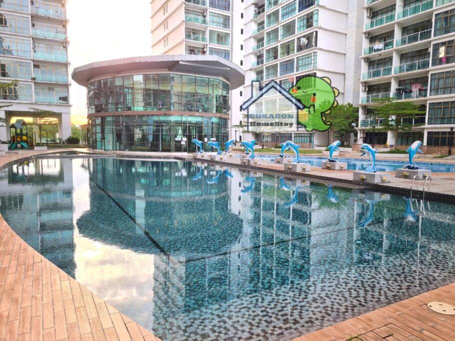 Palazio comfy studio pool access from patio by Gdragon Homestay