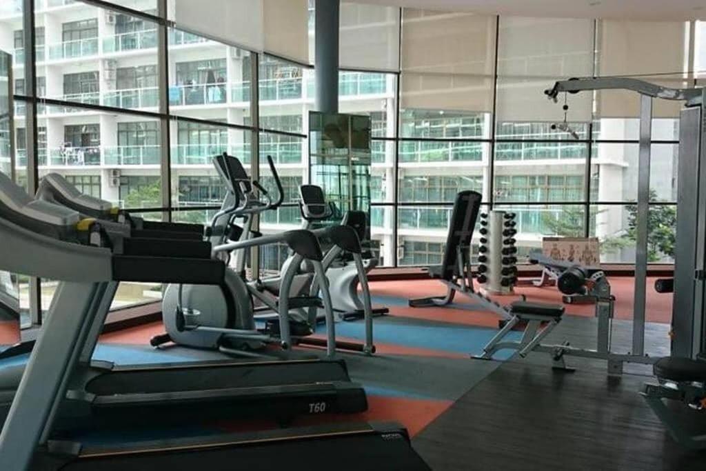 Palazio comfy studio pool access from patio by Gdragon Homestay
