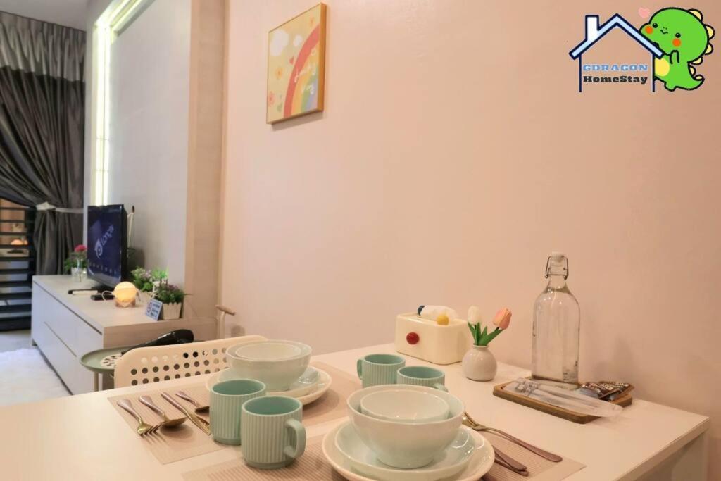 Palazio comfy studio pool access from patio by Gdragon Homestay