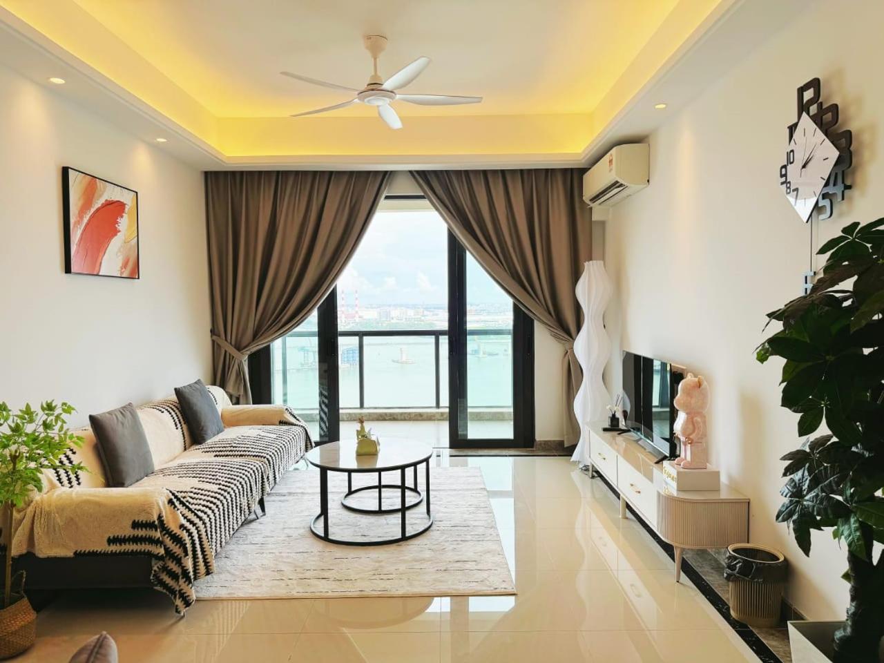 TheBess Hotel Tokyo is located adjacent to Singapore and offers a sea viewIt is a family business smart room with the sea view of Princess Bay富力公主湾